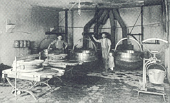 Intérieur d'une fromagerie vers 1910